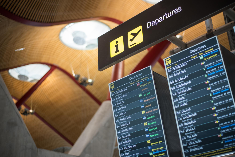 Por que as placas de sinalização aeroporto são importantes para sua viagem?
