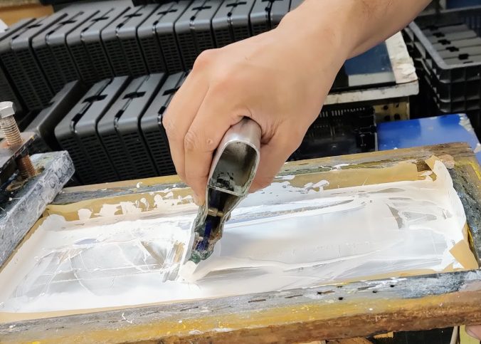 Serigrafia em plástico oferece durabilidade e versatilidade. Descubra as vantagens e como a Collato é referência em soluções de impressão técnica.